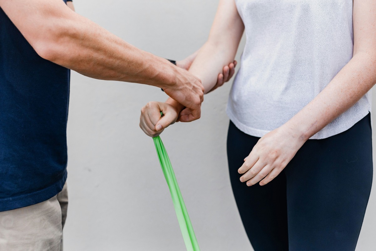 Krankengymnastik mit Theraband